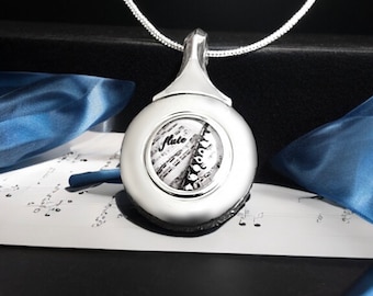 Collar de llave de flauta de plata. Cabujón de vidrio gráfico con imagen de flauta/música en una llave plateada con orificio cerrado que cuelga de una cadena de serpiente plateada