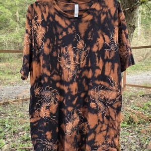 ¡Ups! Camiseta con estampado tie-dye inverso de ciempiés *¡Nuevo diseño!* *Hecha a pedido* Tallas XS-10XL*