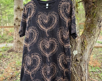 Camiseta negra con estampado de corazón de ciempiés *Nuevo diseño* *Hecha a pedido - tallas XS-10XL*