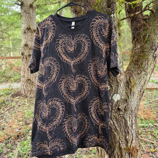 Centipede Heart *Nieuw ontwerp* Zwart T-shirt bedrukt met bleekmiddel *Op bestelling gemaakt, maten XS-10XL*