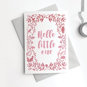 Tarjeta de bebé recién nacida: Hola pequeña, zorro del bosque, búho, linda tarjeta de felicitación de caligrafía moderna rosa.