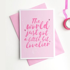 Tarjeta de niña - Bienvenida rosa, linda ilustración de guardería, baby shower, recién nacido, felicitaciones, pequeña, tipografía, arte de guardería minimalista