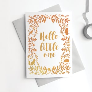 Carte pour nouveau-né - Bonjour tout-petit, neutre en matière de genre, renard des bois, hibou, jolie carte de voeux calligraphie moderne jaune orange