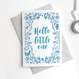 Tarjeta de felicitación para bebé recién nacido: Hola pequeño, zorro del bosque, búho, linda caligrafía azul moderna.