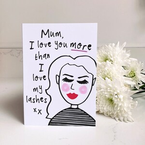 Tarjeta divertida para el Día de la Madre con pestañas postizas: "Te amo, mamá". Maquillaje glamuroso para mamá.