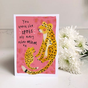 Linda tarjeta del Día de la Madre con diseño de leopardo: ¡Impresionante! Premio a la mejor mamá. Estampado animal, jungla, naturaleza, niño, te amo.