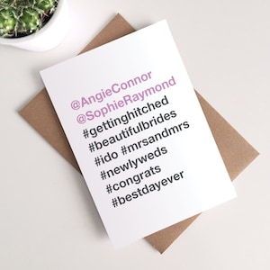 Carte personnalisée le jour du mariage gay lesbien pour Mme et Mme - Instagram hashtag félicitations simple typographie carte de voeux