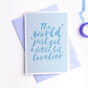 Karte Baby Junge - Blau Willkommen Niedlich Kinderzimmer Illustration Baby Shower Neugeborene Glückwünsche Little One Typografie Nursery Art Minimalist
