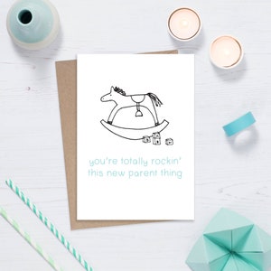Tarjeta de felicitación para nuevos padres/adopción/acogida: divertido bebé recién nacido, adoptante, familia de acogida, caballo mecedor, padres primerizos