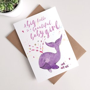 Tarjeta de bienvenida para bebé niña: linda ilustración de guardería con ballena. Felicitaciones para baby shower de recién nacida.