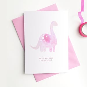 Nouvelle carte de bébé fille - dinosaure bienvenue illustration de chambre de bébé mignonne Shower de bébé nouveau-né félicitations petit aquarelle minimaliste