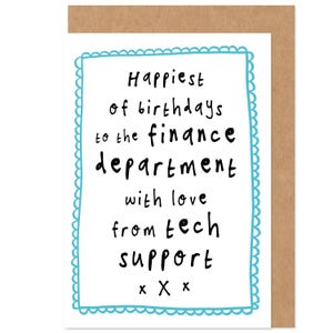 Può includere: Un biglietto di auguri di compleanno con interno bianco ed esterno marrone. Il biglietto ha un bordo smerlato azzurro e testo scritto a mano nero che recita: "Buon compleanno al dipartimento finanziario con amore dal supporto tecnico x x x."