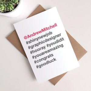 Tarjeta personalizada de nuevo trabajo: felicitaciones con hashtag de Instagram, humor divertido, tipografía sencilla.