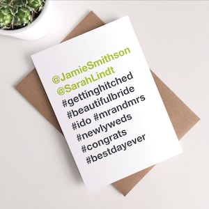 Carte de félicitations de mariage hashtag personnalisée - Mr et Mme couple heureux Instagram Hashtag carte de voeux typographie simple félicitations