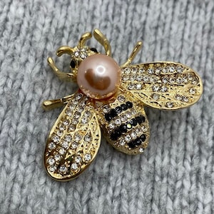 Broche abeille élégante broche dorée avec perle & strass 4 x 3 cm broche classique pendentif miel insecte vintage image 1