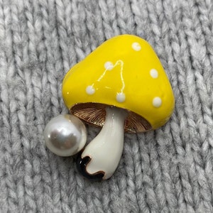 Fly Mushroom Brooch Yellow with Pearl Enamel Pin - 3 x 2.3 cm - Pearl Fungi Lucky Charm Kawaii Forest Love Wonder Magic Dots