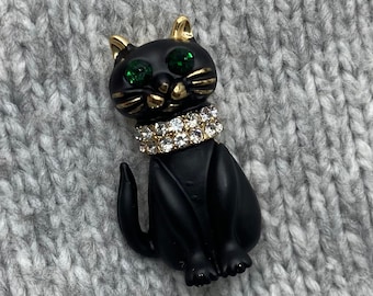 Chat noir aux yeux verts pailletés et collier scintillant - 3 x 1,5 cm - badge nostalgie animal amour sorcière Halloween