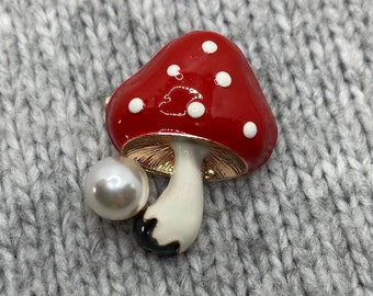 Spilla smaltata a forma di fungo rosso mosca - 3 x 2,3 cm - Funghi di perle Regalo Kawaii fortunato Foresta Amore Micelio Miracolo Punti magici