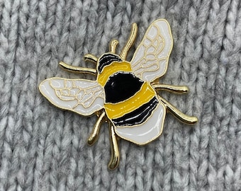 Bee pin badge bumblebee brooch - 2.3 x 2.9 cm - enamel pin gold honey insect summer spring insect