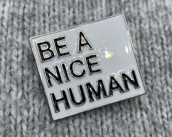 Pin "Be a nice Human" Schriftzug Anstecker Message Brosche - 2,5 x 3cm - Emaille Anstecker Liebe Welt retten Naturschutz Umweltschutz Demo