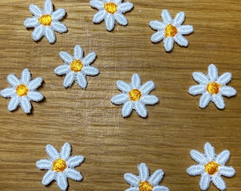 10 petites marguerites appliquées avec 6 pétales à coudre - 1,7 cm de diamètre fleurs d'été fleurs champêtres fleuries marguerites