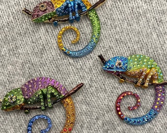Broche de camaleón de colores brillantes - 5,5 x 7 cm - cadena colgante estilo vintage inusual pin pedrería lagarto iguana reptil