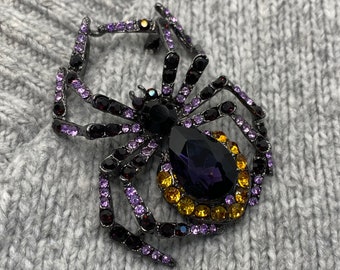 Große Spinnen Brosche mit lila & schwarzen Glitzersteinen - 6 x 4,5 cm - Halloween Anstecker Glamour Vintage Stil Kettenanhänger Insekt