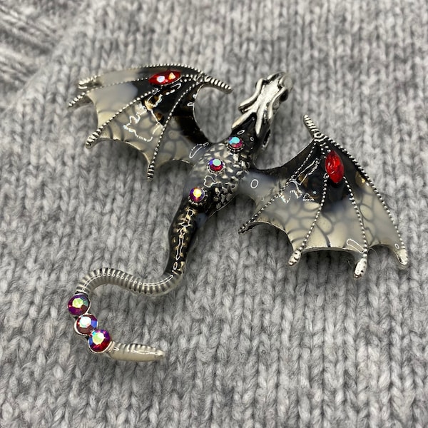 Broche en émail dragon rouge noir avec pierres scintillantes - 6 x 7 cm - épingle magique mysticisme conte de fées lézard médiéval dino chaîne pendentif