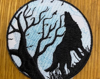 Heulender Wolf mit Baum -  runder Patch 7,5cm zum Aufbügeln - Wildnis Natur Backpacking Camping Werwolf Hund Pagan Magie Mystik