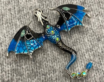 Blauer Drachen Emaille Brosche mit Glitzersteinen - 6 x 7 cm - Anstecker Magie Mystik Märchen Mittelalter Echse Dinosaurierer Anhänger Kette