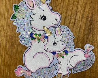 Mamá unicornio con bebé - melena de purpurina y lentejuelas holográficas - como parche para coser - 21 x 18,5 cm - parche termoadhesivo inscripción escolar infantil