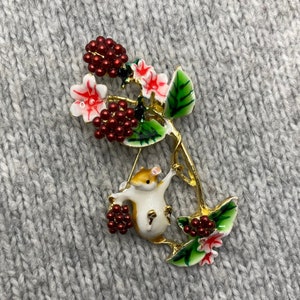 Jolie broche mûres avec souris 6 x 3 cm épingle en émail automne nature fleurs animaux de la forêt rose doré floral image 1