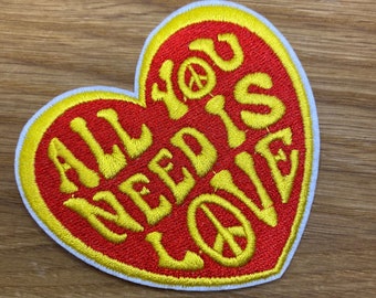 Tout ce dont vous avez besoin est l’amour - Cœur avec lettrage Patch - 6,5 x 7,5 cm - pour le repassage - Beatles LGBTQ Backpacking Colorful Tolerance Peace Gay Pride
