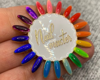 Nail Master Emaille Brosche mit Nagellack Swatches - 5cm - runder Nailtech Anstecker bunte Nägel Regenbogen Kunst Nailart Job Gel Acryl