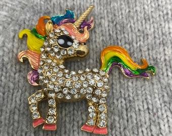 Regenbogen Einhorn Brosche mit Glitzersteinchen - 6 x 5 cm - Emaille Anstecker Anhänger Märchen Fee Pferd Magie Kawaii