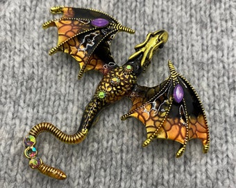 Rosa schwarzer Drachen Emaille Brosche mit Glitzersteinen - 6 x 7 cm - Anstecker Magie Mystik Märchen Mittelalter Echse Dino Anhänger