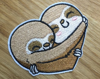 Sloth Love Patch - circa 8 cm x 6,5 cm Cuore da stirare - Wilderness Nature Backpacking Embrace Slow Relaxation Couple Couple