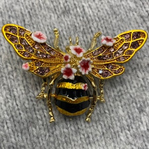 Opulente Hummel Brosche Biene mit Blüten & Glitzersteinen 4,3 x 5,5 cm Emaille Anstecker gold Honig Anhänger Sommer Frühling Insekt Bild 2