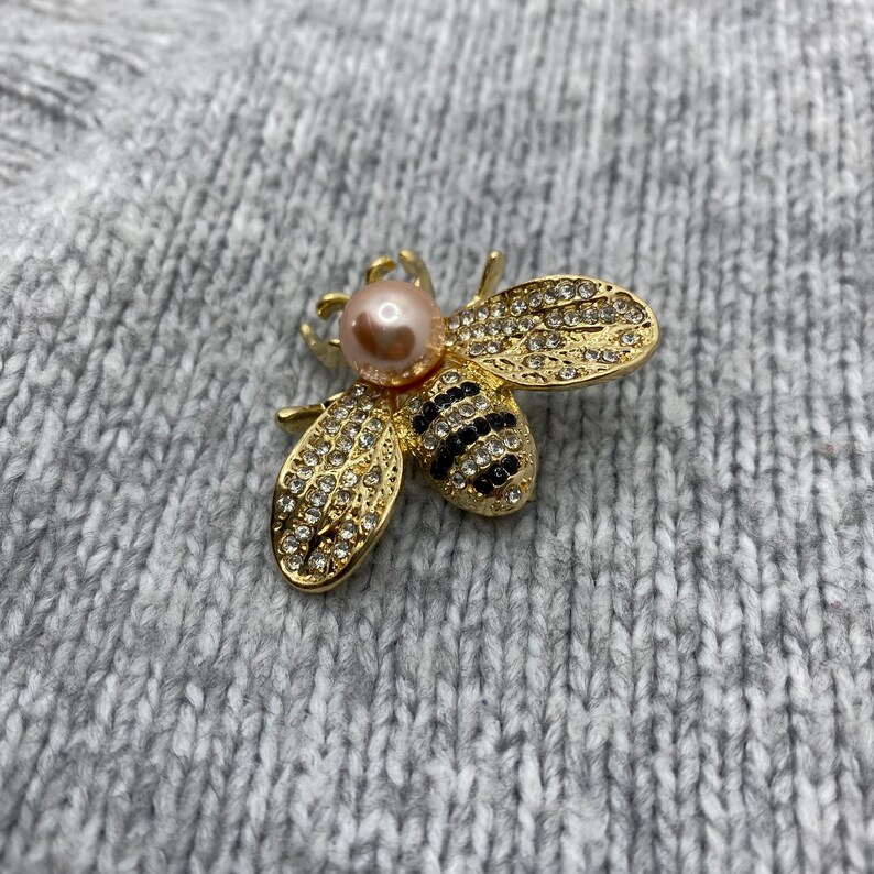 Broche abeille élégante broche dorée avec perle & strass 4 x 3 cm broche classique pendentif miel insecte vintage image 6