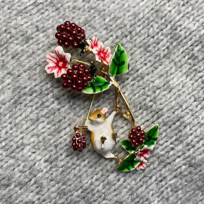 Jolie broche mûres avec souris 6 x 3 cm épingle en émail automne nature fleurs animaux de la forêt rose doré floral image 7