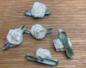 5 Stück große Creme farbige Satin Röschen zum Aufnähen Blüte Floral Upcycling Rosen Hochzeit Party DIY Vintage Rosen Cottagecore