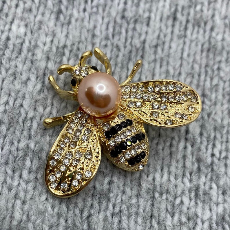 Broche abeille élégante broche dorée avec perle & strass 4 x 3 cm broche classique pendentif miel insecte vintage image 1