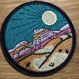 Round desert patch with mountains & sun - approx. 8.5 cm diameter - Free Spirit Wanderlust Freigeist - Backpacking Travel Art Patches Patches