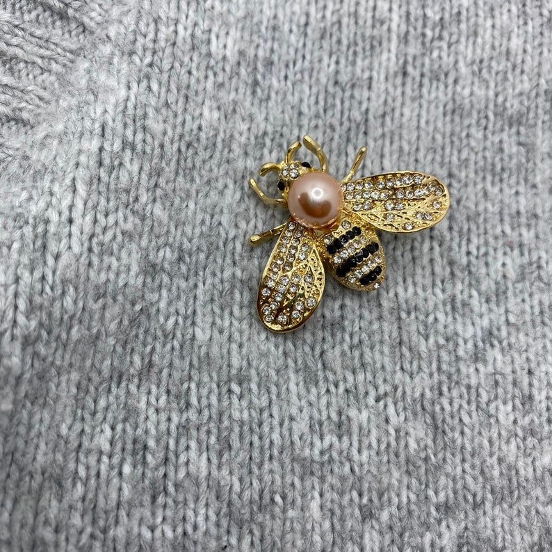 Broche abeille élégante broche dorée avec perle & strass 4 x 3 cm broche classique pendentif miel insecte vintage image 5