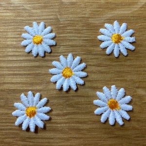10 Kleine Gänseblümchen Applikationen zum Aufnähen 2cm Durchmesser Sommer Blüten floral Country Blumen Flicken Bügelbild Patch Garten Bild 3