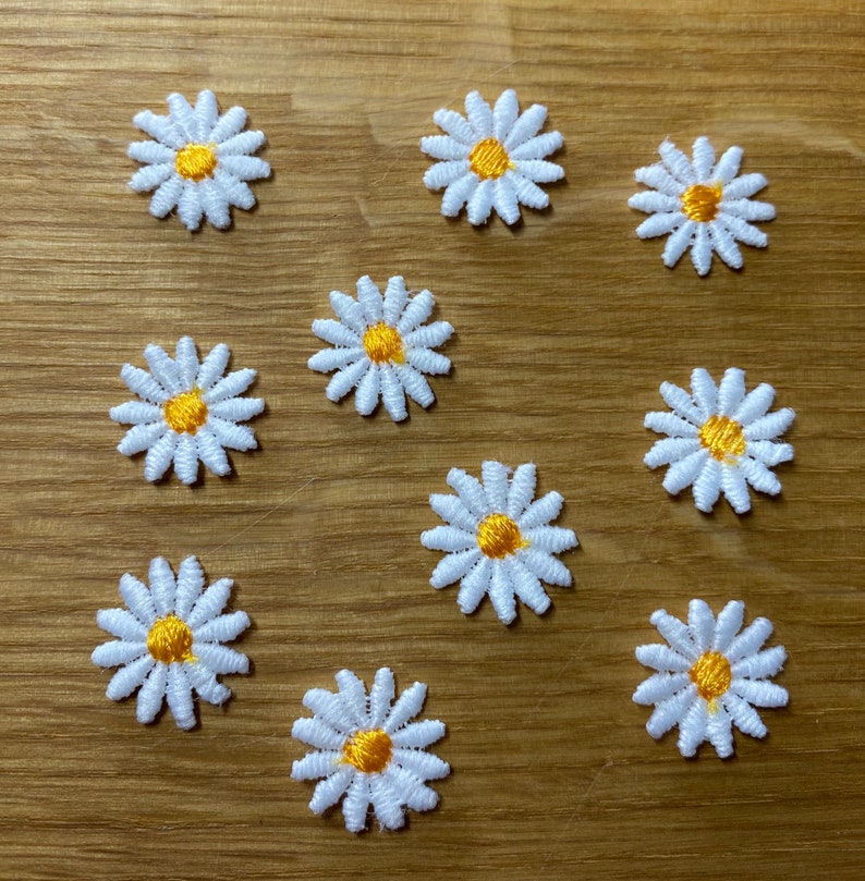 10 Kleine Gänseblümchen Applikationen zum Aufnähen 2cm Durchmesser Sommer Blüten floral Country Blumen Flicken Bügelbild Patch Garten Bild 2