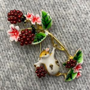 Jolie broche mûres avec souris 6 x 3 cm épingle en émail automne nature fleurs animaux de la forêt rose doré floral image 4
