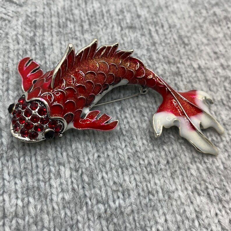 Koi Karpfen Fisch Emaille Brosche 7 x 6 cm Anstecker Aquarium Goldfisch Teich Meer Frieden rot Symbol Asien China Liebe Freundschaft Bild 2