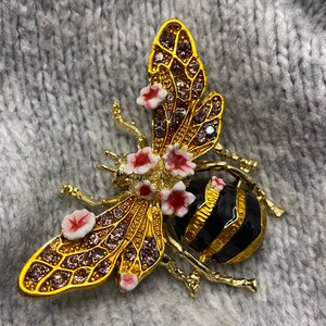 Opulente Hummel Brosche Biene mit Blüten & Glitzersteinen 4,3 x 5,5 cm Emaille Anstecker gold Honig Anhänger Sommer Frühling Insekt Bild 7