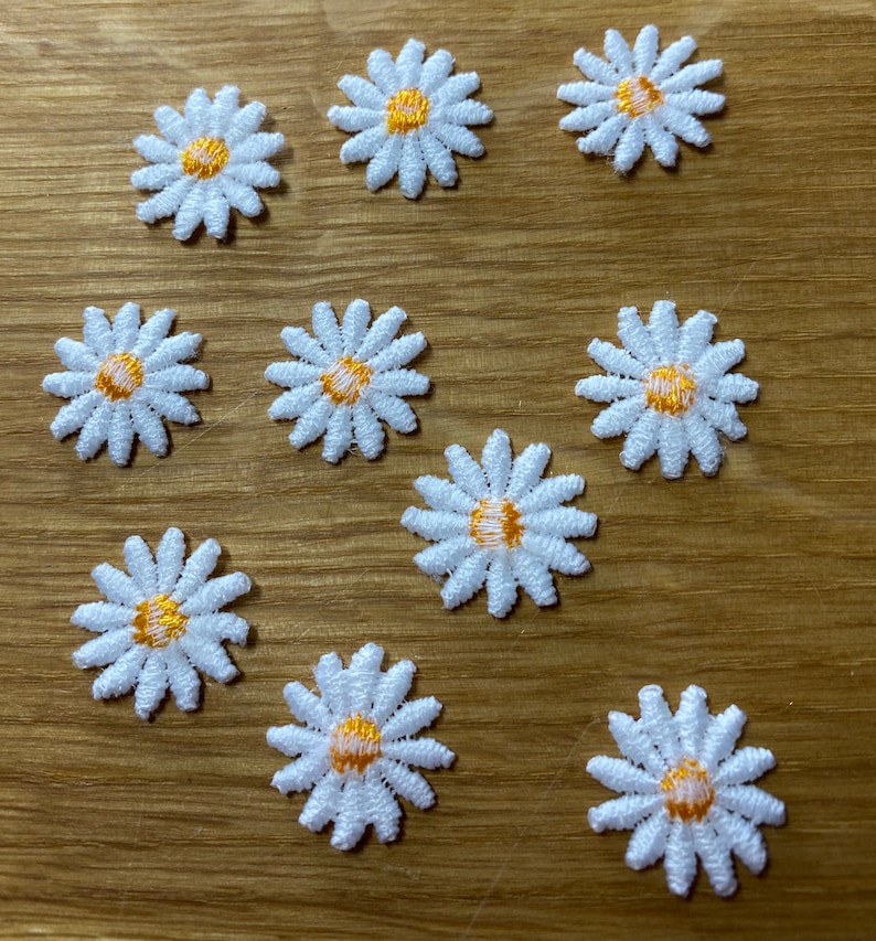 10 Kleine Gänseblümchen Applikationen zum Aufnähen 2cm Durchmesser Sommer Blüten floral Country Blumen Flicken Bügelbild Patch Garten Bild 4